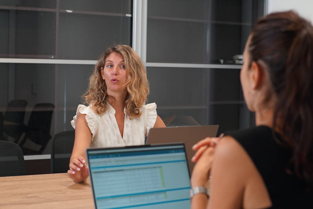 echange-entre-un-expert-comptable-et-un-client-sur-la-preparation-d-un-controle-urssaf