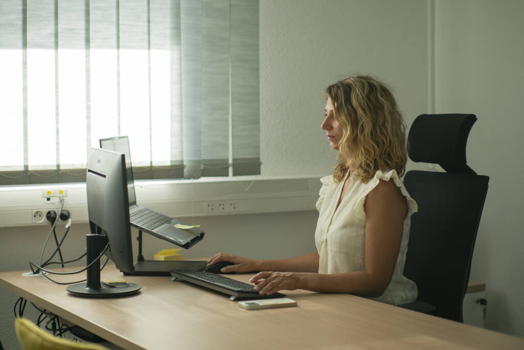 expert-comptable-travaillant-sur-un-dossier-de-controle-urssaf-dans-un-bureau